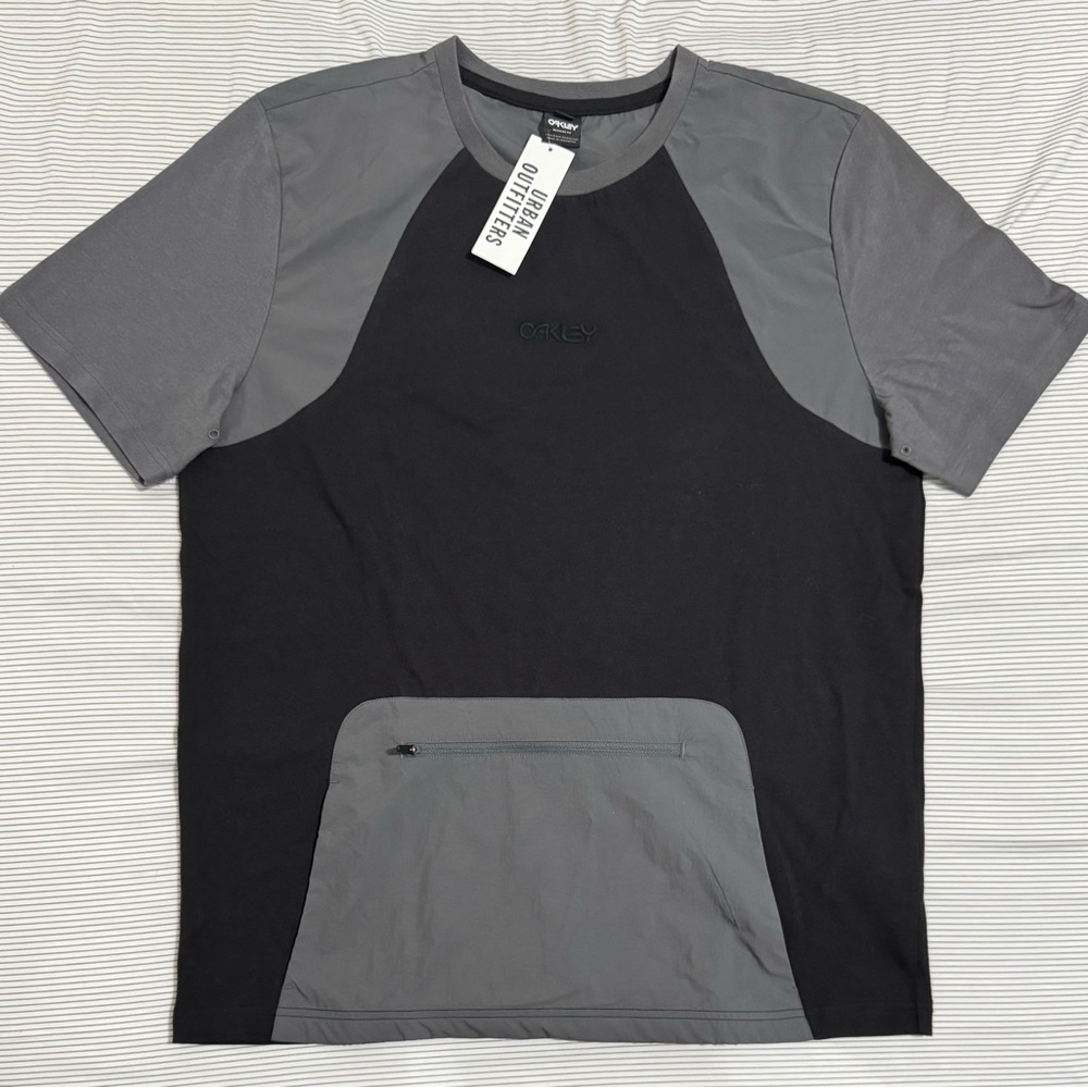 Oakley Shirt with Kangaroo Pocket Men's Medium (22 inch PtP) Short-Sleeve NWT
